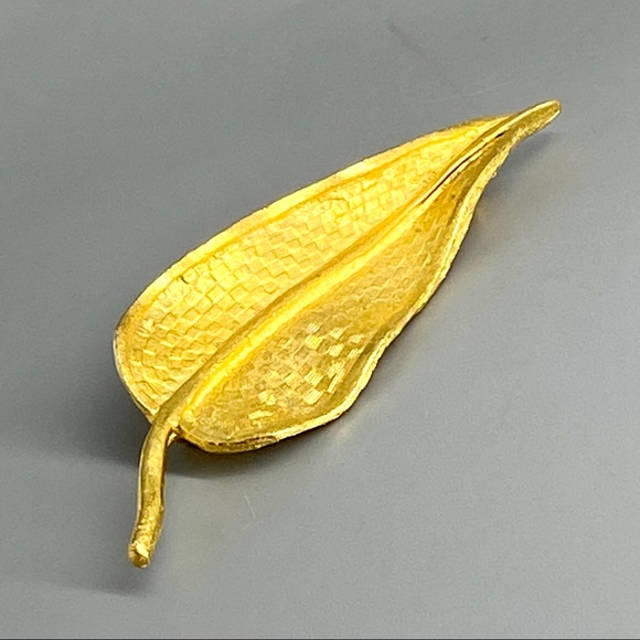Vintage Brushed Gold Leaf Brooch - Picture 4 of 14